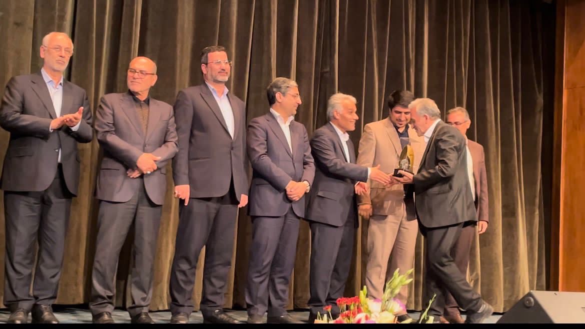 دریافت تندیس روز صنعت و معدن توسط صنایع ارتباطی آوا